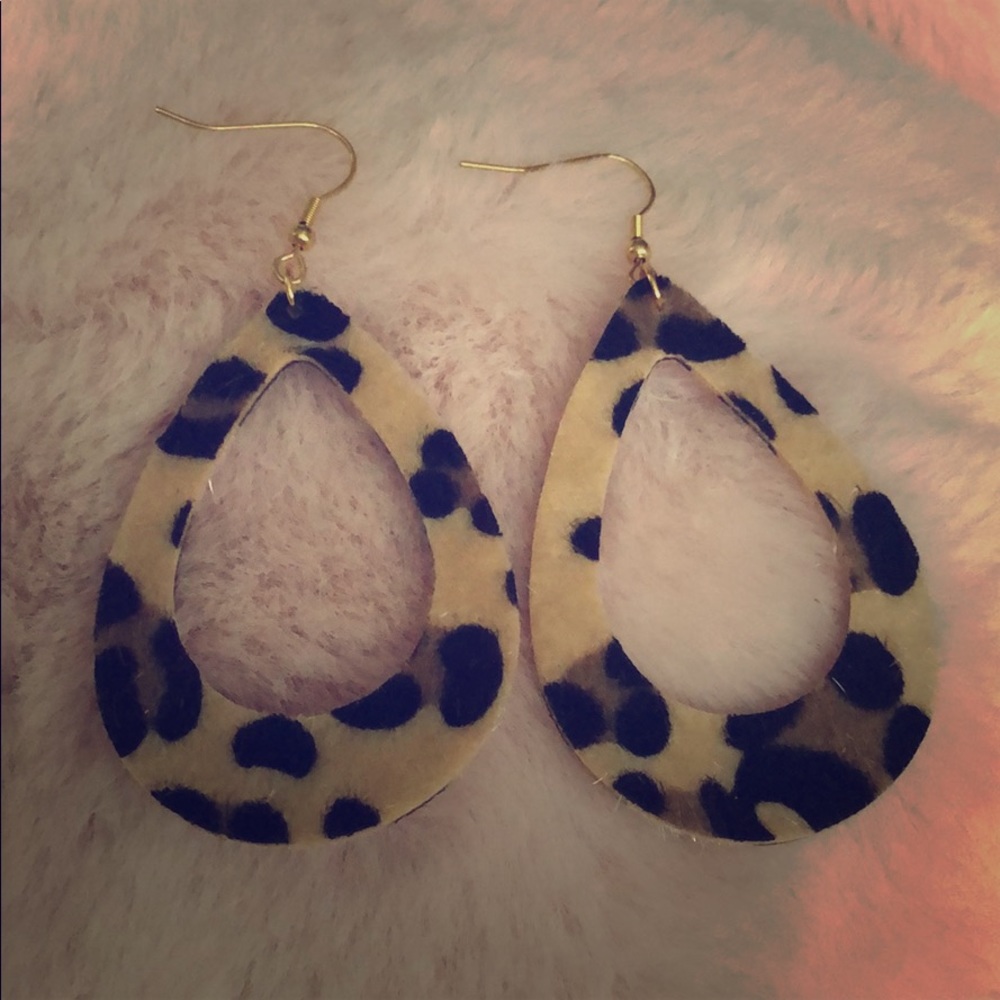 Cheetah earrings new never worn